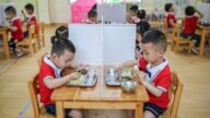 山东一幼儿园曝给孩子吃生蛆食物 家长愤怒