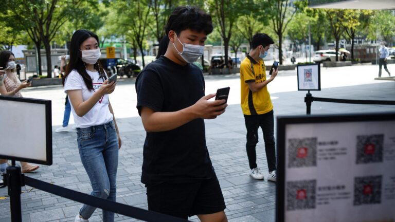 中國作家：二維碼無所不在 中國人都帶了電子鐐銬