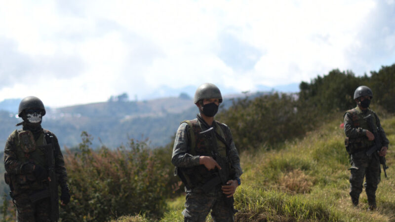 危地马拉总统访问边境 维安士兵与枪手交火