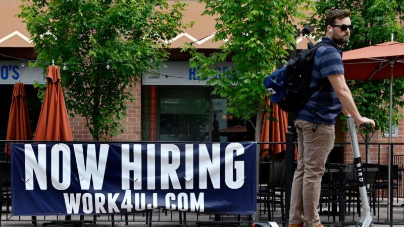 美上週首次申請失業金人數 跌至25萬
