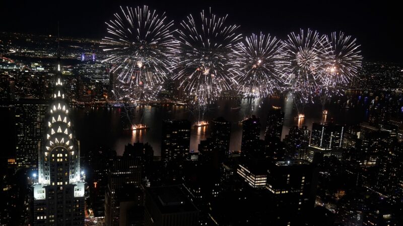 庆祝美国生日 梅西烟火30种图案绚丽绽放