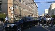 载安倍晋三遗体灵车疑驶离医院 嫌犯家中扣押数把枪