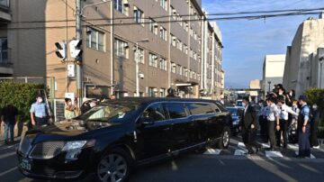 載安倍晉三遺體靈車疑駛離醫院 嫌犯家中扣押數把槍