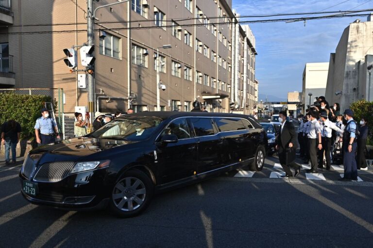 載安倍晉三遺體靈車疑駛離醫院 嫌犯家中扣押數把槍
