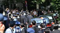 安倍至少身中2枪 NHK:载其遗体灵车抵达东京住宅