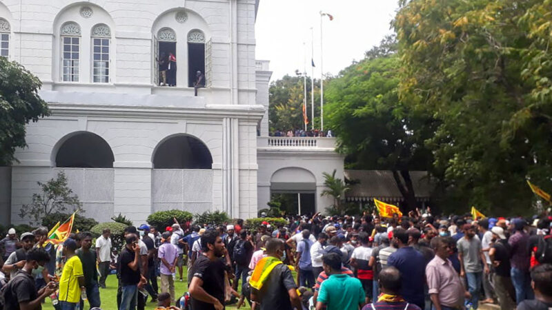 示威群众闯入官邸 传斯里兰卡总统逃亡