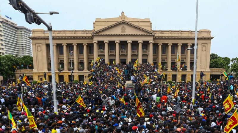 斯里蘭卡經濟危機引眾怒 總理閃辭 總統13日下台