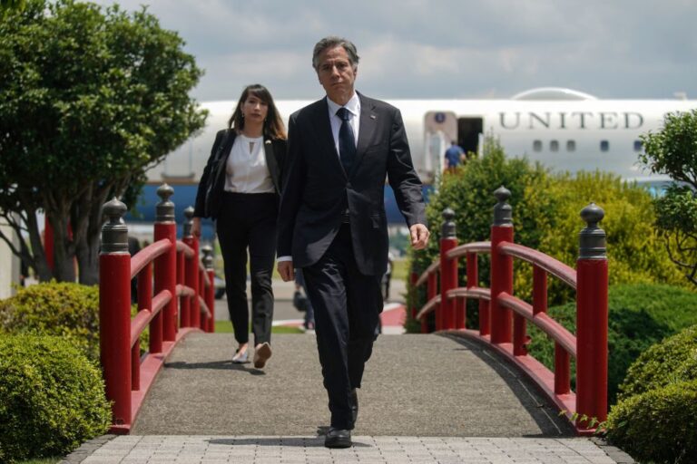 美國務卿臨時改行程赴日 為安倍晉三致哀