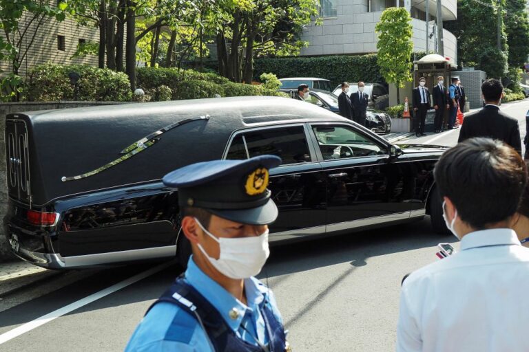安倍晉三遺體移往東京增上寺 民眾道別