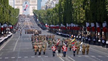 法国国庆日大阅兵 穿越凯旋门向乌克兰致敬