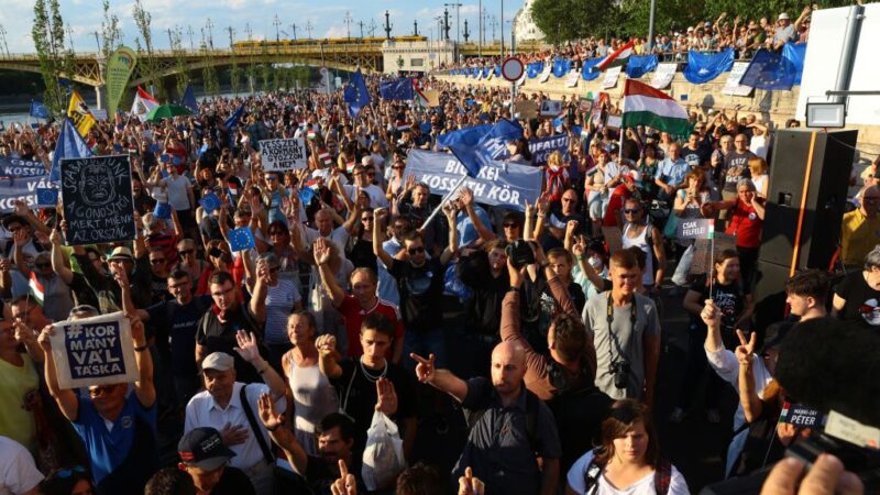 抗议政府税改 匈牙利民众连5天走上街头抗议