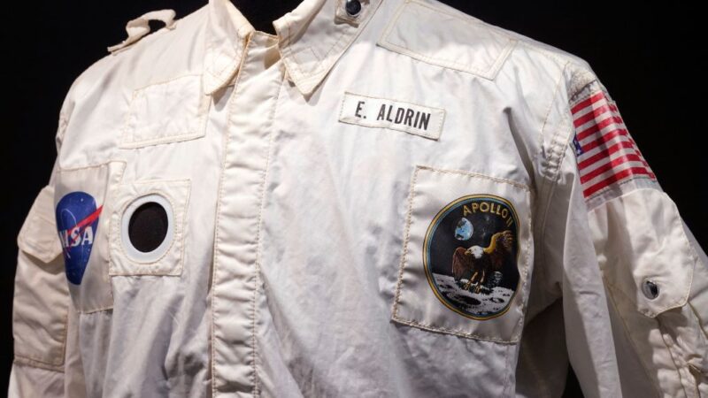 人類首次登月太空服 一件280萬美元天價成交