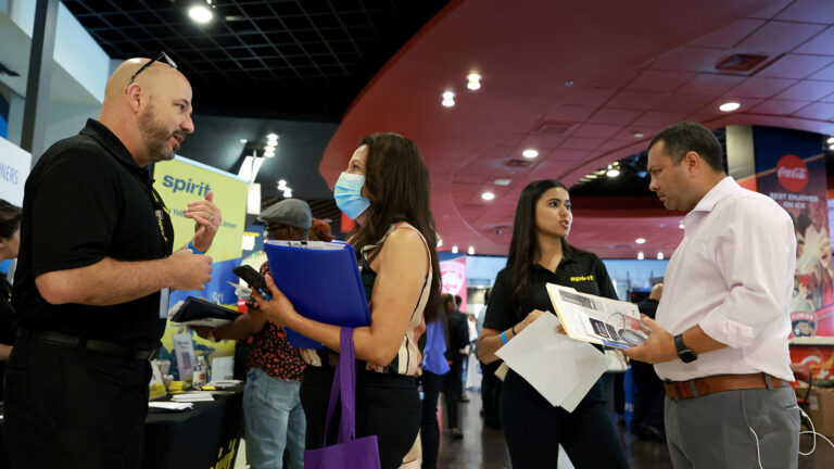 晚間新聞財經簡報：美就業市場堅實 抵押貸款利率下跌 禮品卡價值縮水