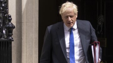 又一内阁大臣辞职 英国首相：继续坚守