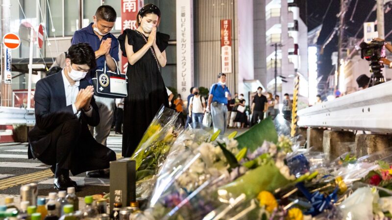 組圖：日本民眾在安倍遇襲現場 獻花哀悼