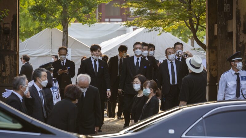 日頒國家最高等勳章給安倍 遺孀增上寺守靈