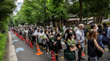 安倍晉三告別式下起雨 民眾排長龍獻花(組圖)