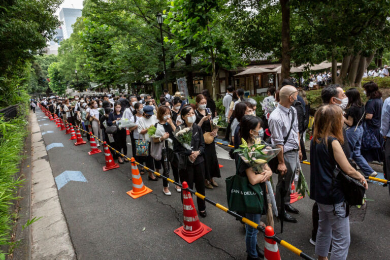 安倍晉三告別式下起雨 民眾排長龍獻花(組圖)