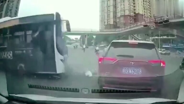安徽銅陵一公交車失控連撞3車 致7人死傷（視頻）