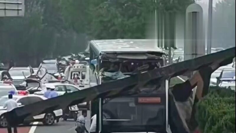 北京双层公交车撞上限高杆 遭“剃头”（视频）