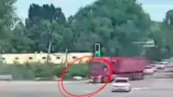 河北正定縣半掛車輾壓一電動車 4名孩子喪生（視頻）