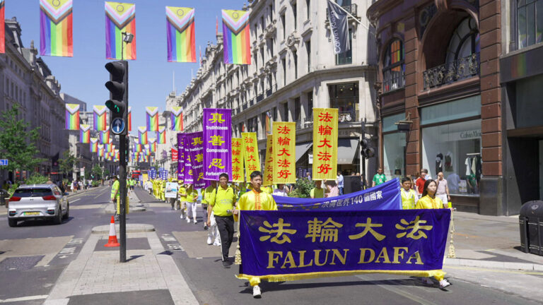 首相府前請願 英法輪功學員籲停止迫害