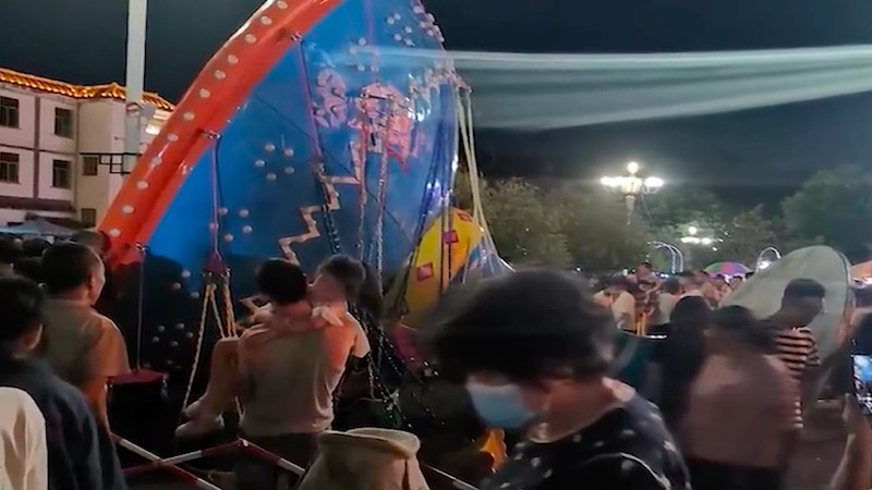 陕西一游乐场设施倾倒 18人送医多数为儿童（视频）