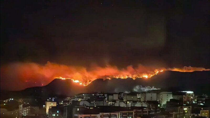 贵州赤水山火危急 民众：快烧到城里来了（视频）