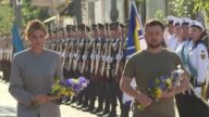 乌克兰独立日 泽连斯基向纪念墙献花