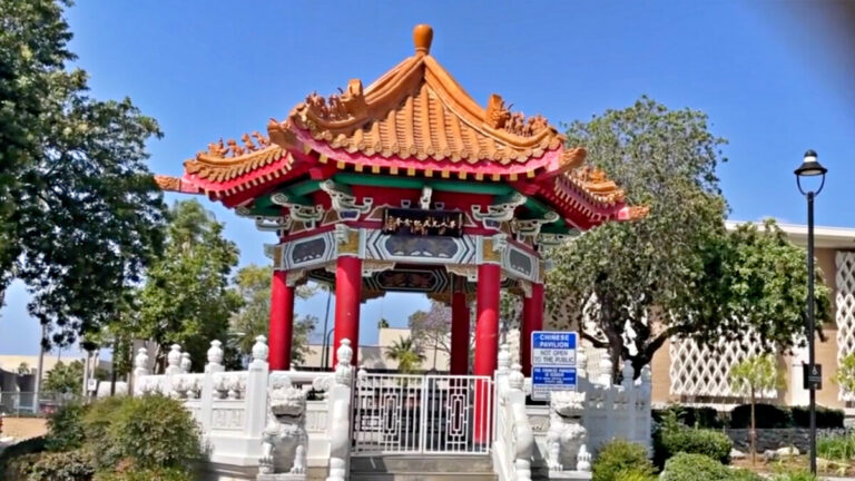 矗立河濱市中心 中式涼亭紀念華工鐵路貢獻
