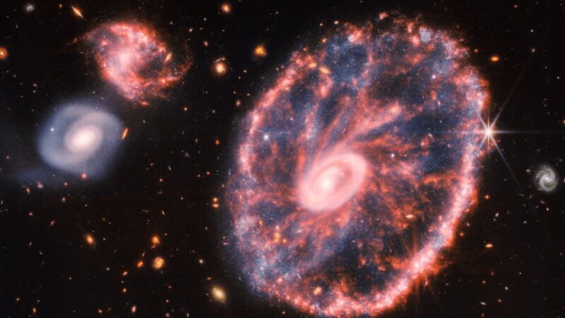 韦伯望远镜捕捉 两星系对撞出缤纷外环旋转奇观
