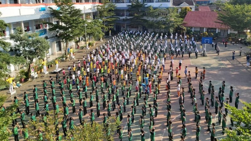 【禁闻】印尼数千中学师生 集体学炼法轮功