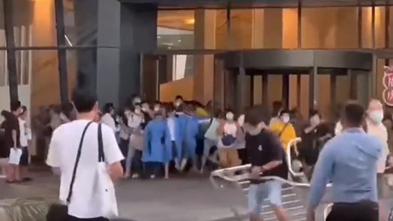 上海東方漁人碼頭緊急封控 民眾瘋狂逃離（視頻）