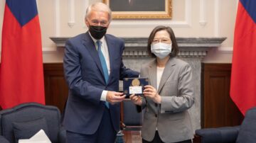 美議員會晤蔡英文 中共發動新一輪台海軍演