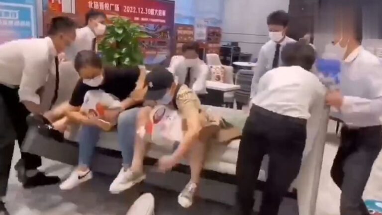 重慶業主維權 被開發商人員掀翻在地（視頻）
