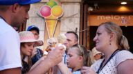 游客涌入意大利 手工冰淇淋传递简单的幸福