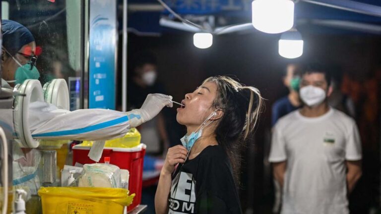 上海要求學生每天測核酸並限時上報 家長崩潰