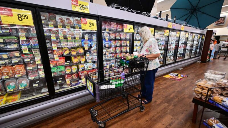 民調：通脹壓力迫使45%美國家庭削減食品支出