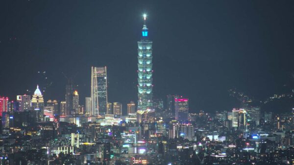 佩洛西访台冲绳14架军机出动台北101亮灯欢迎 台北101大楼 冲绳基地 美国军机 新唐人中文电视台在线