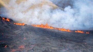 时隔8个月 冰岛火山再次优美喷发