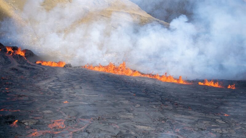 時隔8個月 冰島火山再次優美噴發