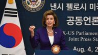 佩洛西率团访板门店 致谢驻韩美军