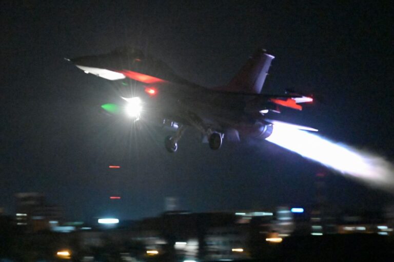 中共21機擾台、5架越中線 台空軍F-16V秀戰力