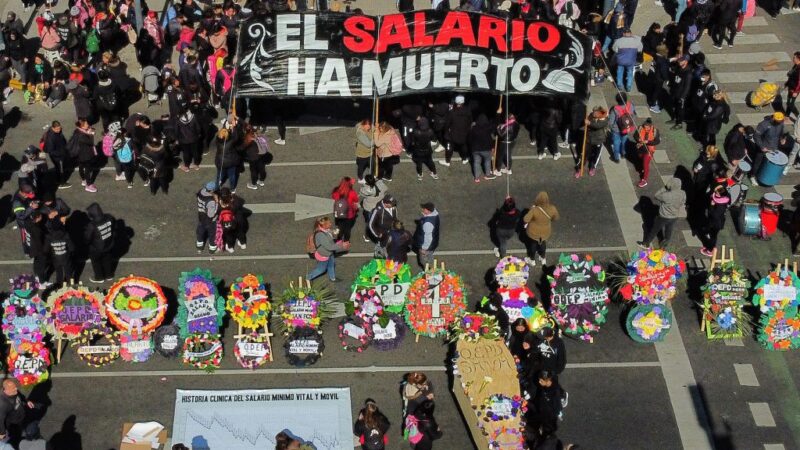 通膨恐達90% 阿根廷勞工辦「喪禮」哀悼工資
