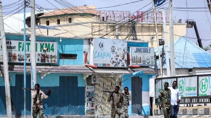 先丟炸彈再掃射 索馬里飯店對峙30小時至少13人死