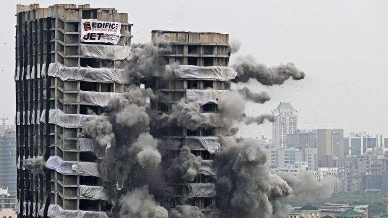 印度爆破拆卸兩座雙子塔 史上規模最大
