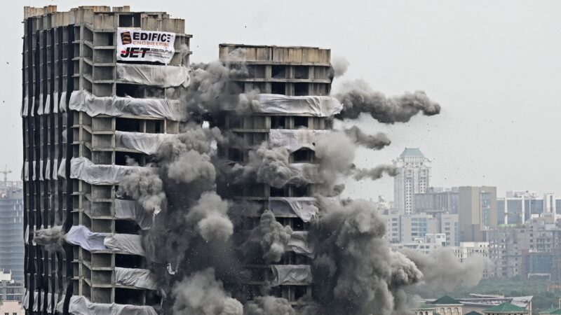 印度爆破拆卸两座双子塔 史上规模最大