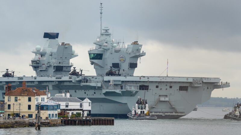 出現機械故障 英國最大航空母艦拋錨