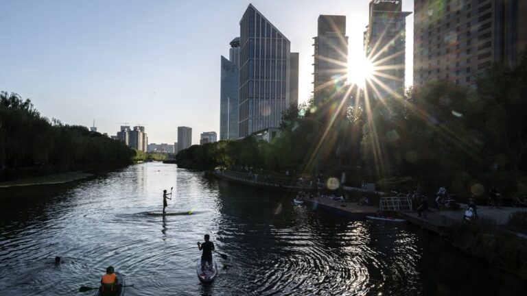 中國新聞快報：熱浪持續 古墓成避暑地 限電令衝擊經濟