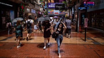 香港人「用腳投票」 過去一年超過11萬人離港